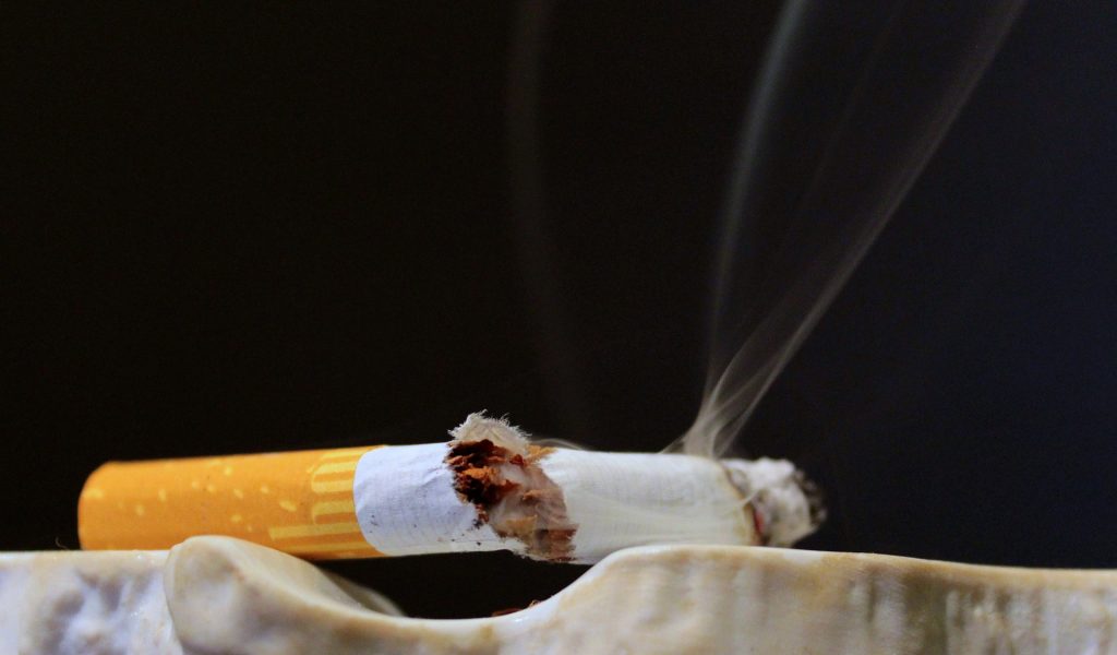 cigarette-1200057_1920